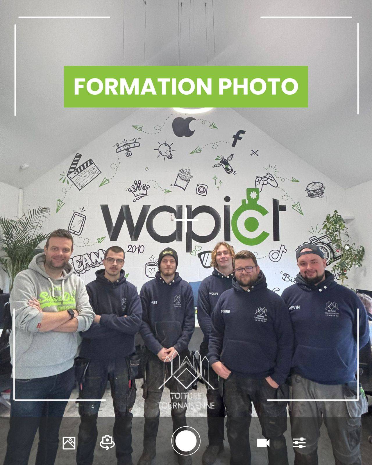 formation réseaux sociaux - photo d'équipe avec toiture tournaisienne